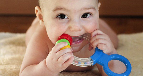 bébé avec anneau de dentition